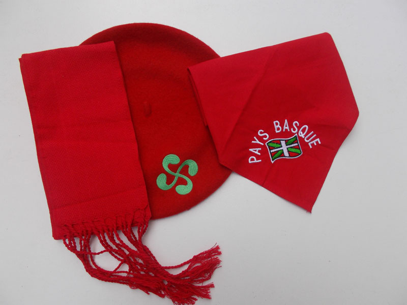 Ensemble de fête basque